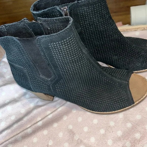 TOMS Black Booties - Picture 2 of 7